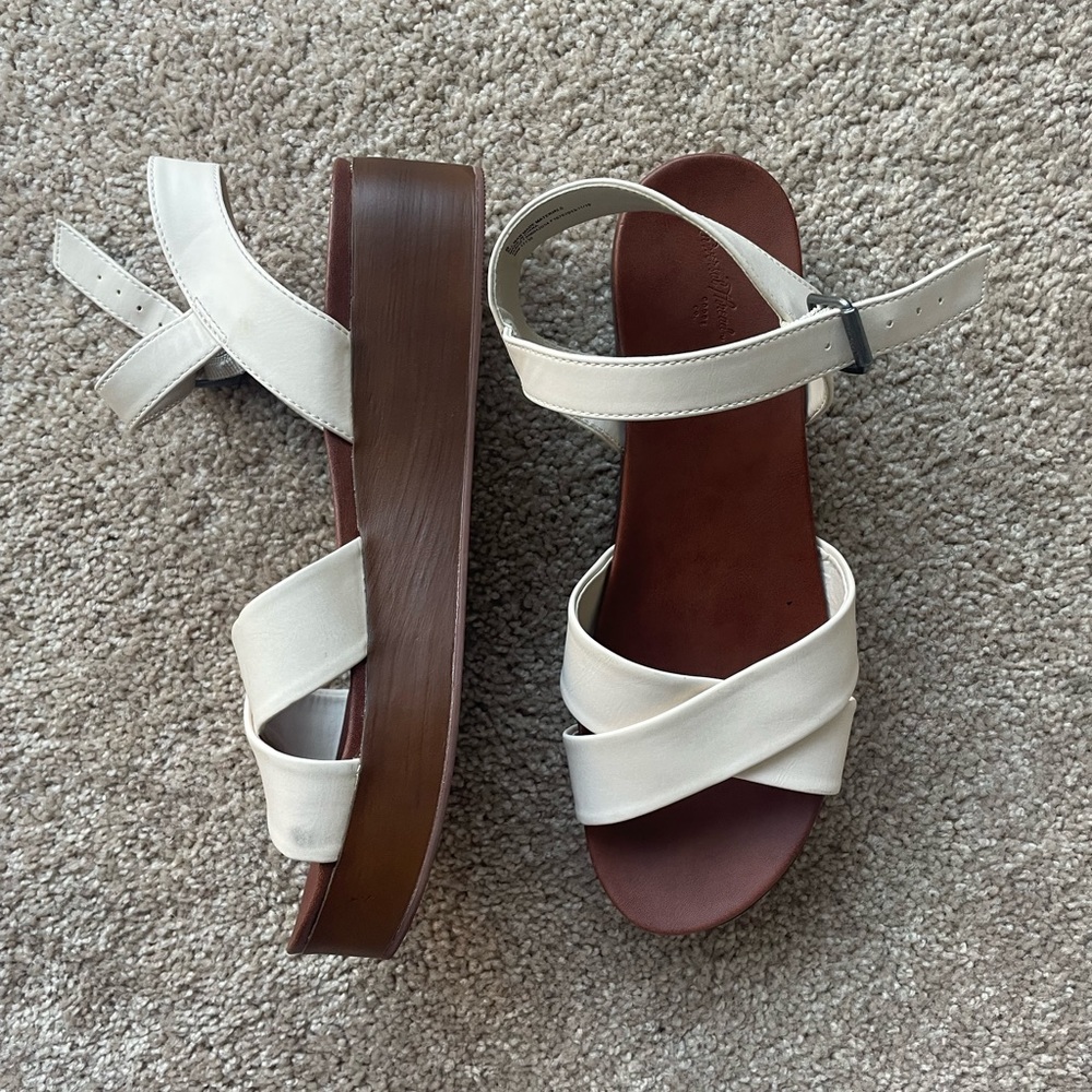 Universal Thread White Platform Sandals - Picture 2 of 5